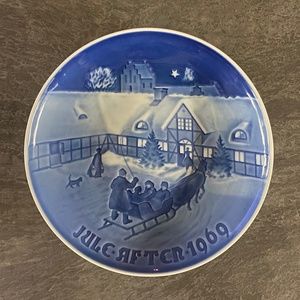 Bing & Grondahl B G Christmas Collector Plate – Arrival of Christmas Guests
